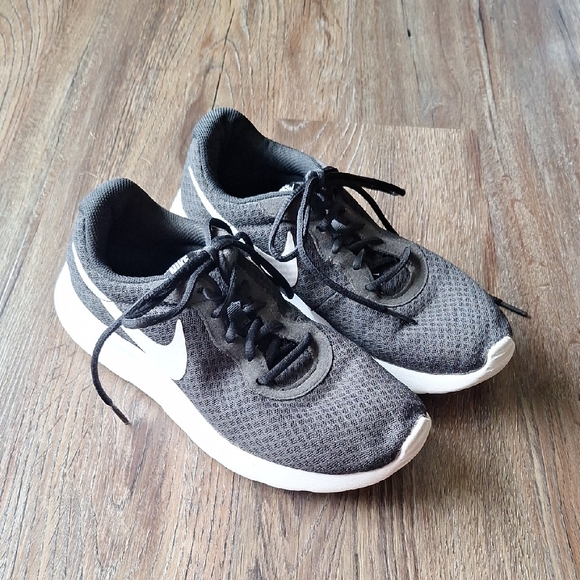 Nike Black Womens Athletic Shoe Size 8 - Picture 1 of 7